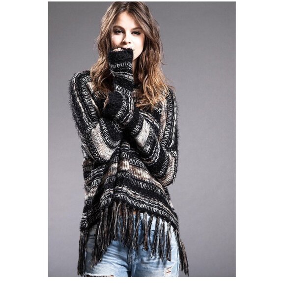 NWT Blu Pepper Soft Black Striped Bohemian Furry Fringed Hem Sweater Medium - Picture 1 of 2